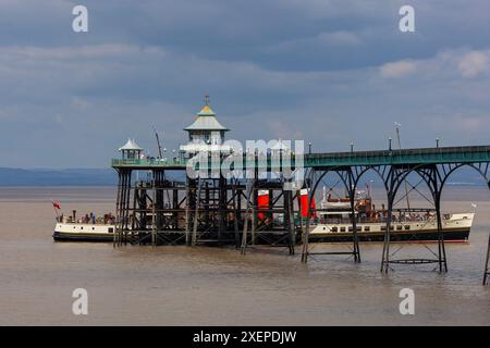 PS Waverley legte am Clevedon Pier fest und nahm Passagiere auf Stockfoto