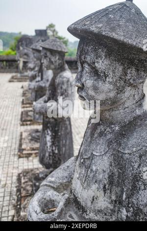 Hue, Vietnam - 6. Februar 2024: Wächterfiguren im Mausoleum von Kaiser Khai Dinh in Hue, Vietnam Stockfoto