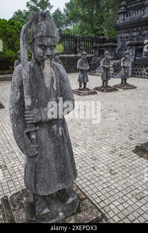 Hue, Vietnam - 6. Februar 2024: Wächterfiguren im Mausoleum von Kaiser Khai Dinh in Hue, Vietnam Stockfoto