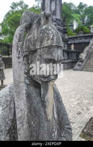 Hue, Vietnam - 6. Februar 2024: Wächterfiguren im Mausoleum von Kaiser Khai Dinh in Hue, Vietnam Stockfoto