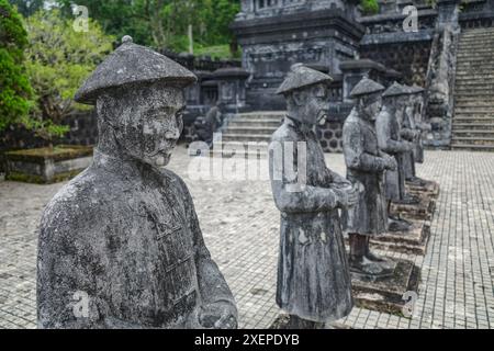 Hue, Vietnam - 6. Februar 2024: Wächterfiguren im Mausoleum von Kaiser Khai Dinh in Hue, Vietnam Stockfoto