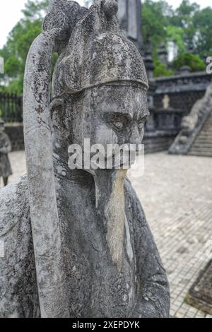 Hue, Vietnam - 6. Februar 2024: Wächterfiguren im Mausoleum von Kaiser Khai Dinh in Hue, Vietnam Stockfoto