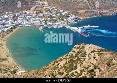 Blick über die Kamares Bucht von Agios Simeon Kirche, Sifnos Insel, Kykladen, Griechenland Stockfoto