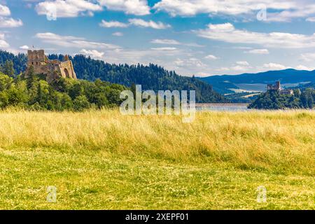 Restaurierte Ruinen der Burg in Czorsztyn am See, Touristenattraktion, Instagram-Platz in Polen Stockfoto