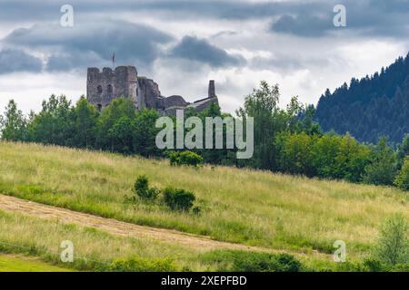 Restaurierte Ruinen der Burg in Czorsztyn am See, Touristenattraktion, Instagram-Platz in Polen Stockfoto