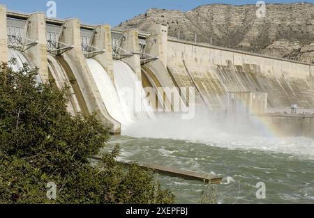 Den Stausee von Mequinenza fließt wegen Überschwemmungen der Fluss Ebro. Februar 2003. Provinz Zaragoza. Spanien Stockfoto