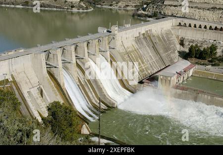 Den Stausee von Mequinenza fließt wegen Überschwemmungen der Fluss Ebro. Februar 2003. Provinz Zaragoza. Spanien Stockfoto