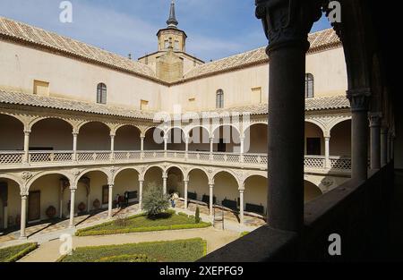 Plateresker Innenhof im Museo de Santa Cruz, gegründet von Kardinal Pedro González de Mendoza und erbaut im 16. Jahrhundert von Alonso de Covarrubias. Toledo. Ca Stockfoto