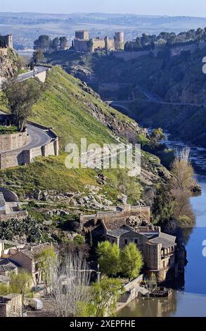 Tejo und Schloss von San Servando im Hintergrund. Toledo. Spanien Stockfoto