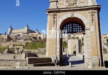 Alcántara Brücke am Fluss Tejo mit der Alcázar im Hintergrund. Toledo. Spanien Stockfoto