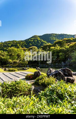 Der Sogen-Teich und der Trockengarten im Tenryū-JI-Tempel, Rinzai-Sekte des Zen-Buddhismus, in Ukyo Ward, Kyoto-Stadt, Japan. Stockfoto