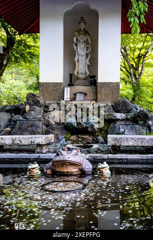 Froschbrunnen im Tenryū-JI-Tempel, Rinzai-Sekte des Zen-Buddhismus, in Ukyo Ward, Kyoto-Stadt, Japan. Stockfoto