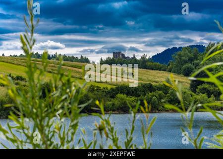 Restaurierte Ruinen der Burg in Czorsztyn am See, Touristenattraktion, Instagram-Platz in Polen Stockfoto