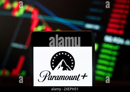 In dieser Fotoabbildung wird das US-amerikanische Video-on-Demand-Streaming-Service im Besitz von Paramount Global (NASDAQ: PARA), Paramount+ (Paramount Plus), auf einem Smartphone mit einem Index der wirtschaftlichen Börsen im Hintergrund angezeigt. (Foto von Budrul Chukrut / SOPA Images/SIPA USA) *** ausschließlich für redaktionelle Nachrichtenzwecke *** Stockfoto