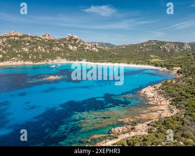 Luftaufnahme der Yachten in der Bucht am Strand von Roccapina an der Südwestküste von Korsika mit Blick auf die Genueser Tour de Roccapina und den Löwen von Roccapi Stockfoto