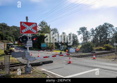 Eisenbahnüberquerung im Dorf Paterson mit laufenden Eisenbahnunterhaltungsarbeiten in New South Wales, Australien Stockfoto