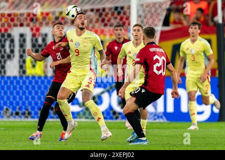 Düsseldorf, Deutschland. Juni 2024. DÜSSELDORF, DEUTSCHLAND - 24. JUNI: Joselu von Spanien kämpft um den Ball mit Kristjan Asllani von Albanien und Yiber Ramadani von Albanien während des Spiels der Gruppe B - UEFA EURO 2024 in der Düsseldorfer Arena am 24. Juni 2024 in Düsseldorf. (Foto: Joris Verwijst/BSR Agency) Credit: BSR Agency/Alamy Live News Stockfoto