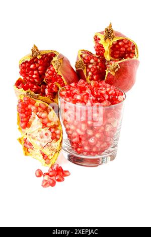 Reifer Granatapfel, eine der Früchte mit der höchsten Menge an Antioxidantien. Selektiver Fokus mit geringer Schärfentiefe. Stockfoto