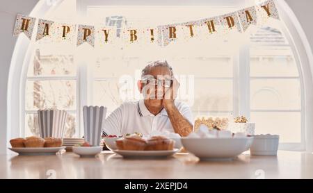Party, unglücklicher und älterer Mann mit Geburtstag im Speisesaal für Einsamkeit, Verärgerung oder Älteres. Kuchen, Dekoration und ältere Person mit Snacks Stockfoto