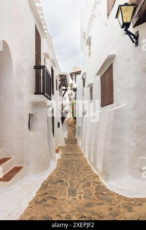 Menorca in Spanien auf den Balearen, das ruhige und malerische Dorf Binibeca mit weißen Häusern Stockfoto