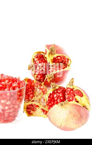 Reifer Granatapfel, eine der Früchte mit der höchsten Menge an Antioxidantien. Selektiver Fokus mit geringer Schärfentiefe. Stockfoto