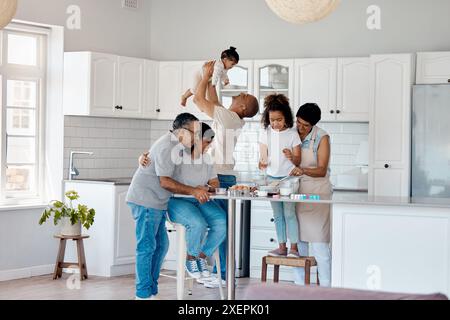 Großeltern, Kinder und Unterricht in der Küche zum Backen, zur Entwicklung und zum Kleben der Motorik. Kinder, Familie und spielerisch zu Hause, lernen und Stockfoto