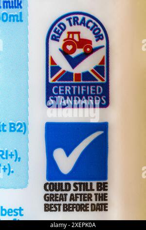 Rotes Traktorsymbol, könnte nach Bestem immer noch großartig sein – Detail auf dem Behälter mit Arla Cravendale Vollmilchauffrischer für längere Zeit gefiltert für Reinheit Stockfoto