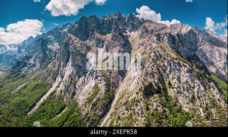 Prokletije Berge mit hohen Klippen und felsigen Gipfeln in Montenegro Stockfoto