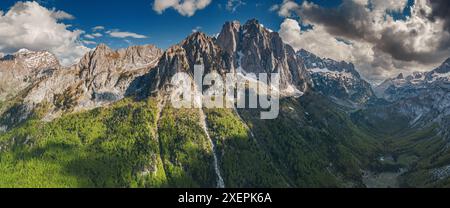 Prokletije Berge mit hohen Klippen und felsigen Gipfeln in Montenegro Stockfoto