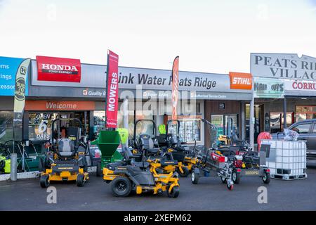 Peats Ridge Village mit Wellpappencafé und still Farm Machinery Shop, NSW, Australien Stockfoto