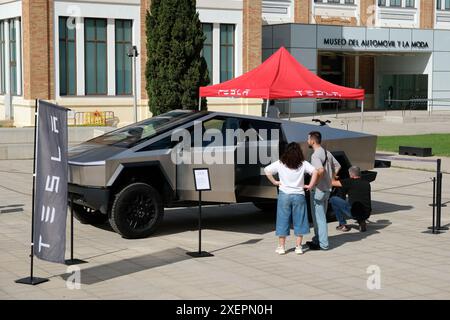 Málaga, Spanien - 28. Juni 2024: Tesla präsentiert sein neues Cybertruck-Modell im Automobil- und Modemuseum auf seiner Europatour. Stockfoto