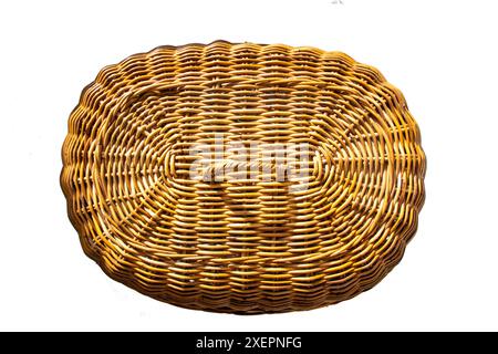 Von oben gesehen besteht die Textur der Servierhaube oder des Reisbezugs aus ovalen, gewebten Rattan, einem typischen indonesischen Handwerksprodukt. iso Stockfoto