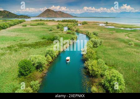 Aus der Vogelperspektive einer Bootstour auf dem Skadar-See, Montenegro, mit Blick auf die malerische Sommerlandschaft und das ruhige Wasser. Stockfoto