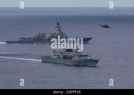 240618-N-HT008-1821 SÜDCHINESISCHE SEE (18. Juni 2024) der Arleigh-Burke-Klasse-Raketenzerstörer USS Ralph Johnson (DDG 114), links, führt Bilat durch Stockfoto