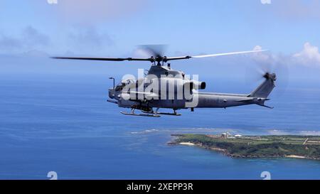 Die AH-1Z-Angriffshubschrauber des US Marine Corps mit der mittleren Tiltrotor Squadron 262 (rein.), 31. Marine Expeditionary Unit, fliegen mit einem bewaffneten Stockfoto