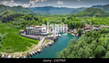 8. Mai 2024, Virpazar, Montenegro: Aus der Vogelperspektive auf ein bezauberndes Dorf am Rande des Skadar-Sees, perfekt für Besichtigungen und Vogelbeobachtungen Stockfoto