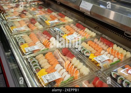 Frisches Sushi in großen Behältern, verkauft bei Costco Japan Stockfoto