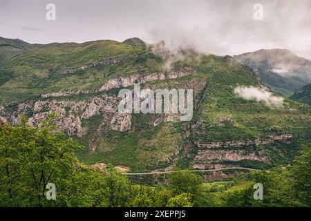 Montenegros atemberaubende Berge bieten einen atemberaubenden Blick auf die Balkanlandschaft, mit üppigen grünen Wäldern und felsigen Gipfeln, die Reisende zum Verlassen einladen Stockfoto