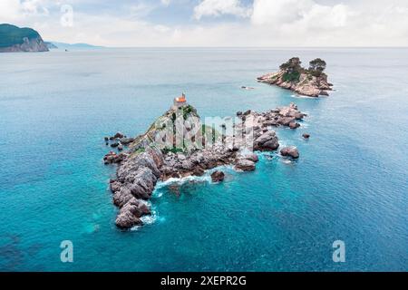 Malerische Schönheit Montenegros mit einer Drohnenaufnahme von Sveta Nedjelja und Katic Inseln in der Nähe von Petrovac, mit ihren felsigen Klippen und der kleinen Kirche auf dem Gipfel Stockfoto