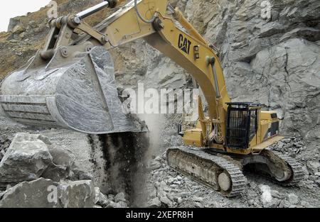 Marl-Gewinnung im Steinbruch für Zementwerk Stockfoto