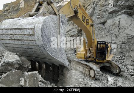 Marl-Gewinnung im Steinbruch für Zementwerk Stockfoto