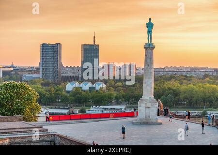 Belgrad, Serbien, 9. April 2024: Pobednik, die Siegesstatue von Kalemegdan, steht als Symbol serbischer Geschichte und Freiheit Stockfoto