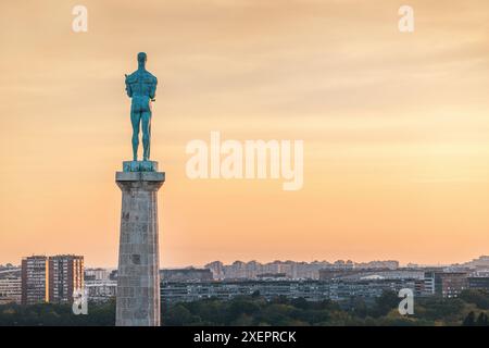 Belgrad, Serbien, 9. April 2024: Pobednik, die Siegesstatue von Kalemegdan, steht als Symbol serbischer Geschichte und Freiheit Stockfoto