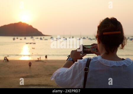 Aufnehmen von Fotos. Sonnenuntergang auf dem Strand La Concha. Donostia. San Sebastian. Gipuzkoa. Baskisches Land. Spanien. Stockfoto