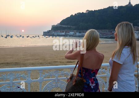 Aufnehmen von Fotos. Sonnenuntergang auf dem Strand La Concha. Donostia. San Sebastian. Gipuzkoa. Baskisches Land. Spanien. Stockfoto