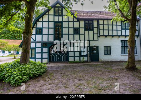 Rilkes Motto an der Seitenfassade des Barkenhoff/Heinrich-Vogeler-Museums: Licht sei sein Los. Wenn der Herr nur das Herz und die Hand des Baumeisters ist, mit den Linden im Land, wird auch sein Haus schattig und groß sein. Worpswede, Niedersachsen, Niedersachsen, Deutschland Stockfoto