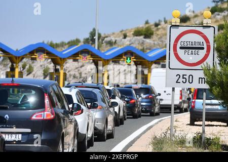 Sibenik, Kroatien. Juni 2024. Am 29. Juni 2024 bilden die Autos an einer Mautstelle auf der kroatischen Autobahn A1 in Sibenik, Kroatien, eine Warteschlange. Die kroatischen Autobahnen kündigten eine Erhöhung der Autobahnmaut an, die von Montag, dem 1. Juli bis zum 30. September beginnt. In diesem Zeitraum werden die Mautpreise für Fahrzeuge der Klasse I um 10 % steigen A, I und II. Credit: Pixsell/Alamy Live News Stockfoto