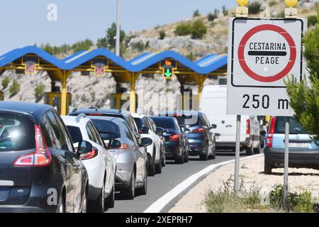 Sibenik, Kroatien. Juni 2024. Am 29. Juni 2024 bilden die Autos an einer Mautstelle auf der kroatischen Autobahn A1 in Sibenik, Kroatien, eine Warteschlange. Die kroatischen Autobahnen kündigten eine Erhöhung der Autobahnmaut an, die von Montag, dem 1. Juli bis zum 30. September beginnt. In diesem Zeitraum werden die Mautpreise für Fahrzeuge der Klasse I um 10 % steigen A, I und II. Credit: Pixsell/Alamy Live News Stockfoto