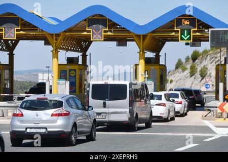 Sibenik, Kroatien. Juni 2024. Am 29. Juni 2024 bilden die Autos an einer Mautstelle auf der kroatischen Autobahn A1 in Sibenik, Kroatien, eine Warteschlange. Die kroatischen Autobahnen kündigten eine Erhöhung der Autobahnmaut an, die von Montag, dem 1. Juli bis zum 30. September beginnt. In diesem Zeitraum werden die Mautpreise für Fahrzeuge der Klasse I um 10 % steigen A, I und II. Credit: Pixsell/Alamy Live News Stockfoto