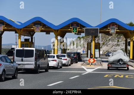 Sibenik, Kroatien. Juni 2024. Am 29. Juni 2024 bilden die Autos an einer Mautstelle auf der kroatischen Autobahn A1 in Sibenik, Kroatien, eine Warteschlange. Die kroatischen Autobahnen kündigten eine Erhöhung der Autobahnmaut an, die von Montag, dem 1. Juli bis zum 30. September beginnt. In diesem Zeitraum werden die Mautpreise für Fahrzeuge der Klasse I um 10 % steigen A, I und II. Credit: Pixsell/Alamy Live News Stockfoto